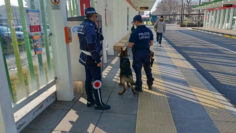 Rimini, i vigili alla fermata del Metromare e si avvicina la seconda tratta Rimini, i vigili alla fermata del Metromare e si avvicina la seconda tratta