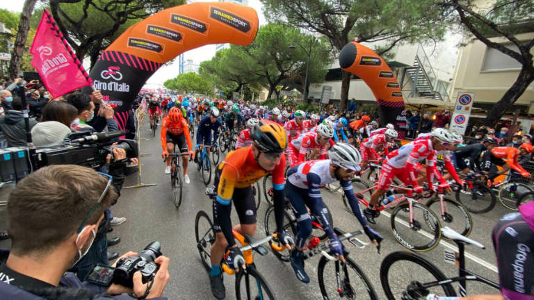Ciclismo, positivi 15 poliziotti della scorta del Giro E Ciclismo, positivi 15 poliziotti della scorta del Giro E