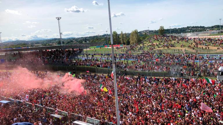 L’invasione di pista al Misano World Circuit di domenica 14 settembre alla fine della gara della MotoGp vinta da Marc Marquez L’invasione di pista al Misano World Circuit di domenica 14 settembre alla fine della gara della MotoGp vinta da Marc Marquez
