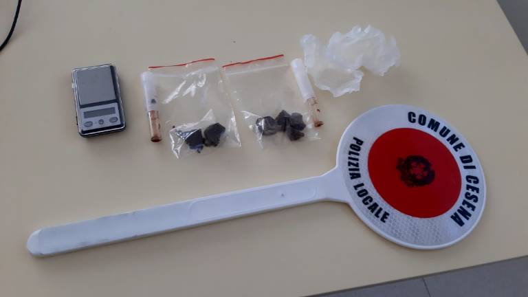 Cesena, spaccio di hashish in zona stazione: denunciati due giovani Cesena, spaccio di hashish in zona stazione: denunciati due giovani