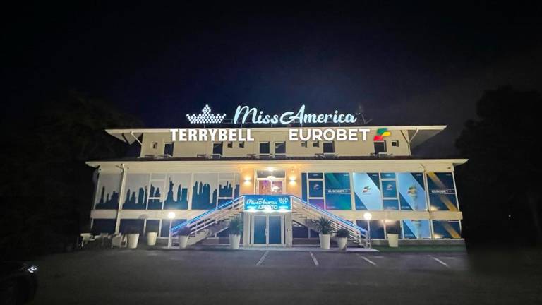 Cesenatico, inizia il Mondiale di calcio, vi offriamo noi il pranzo: l'idea di Miss America Cesenatico, inizia il Mondiale di calcio, vi offriamo noi il pranzo: l'idea di Miss America