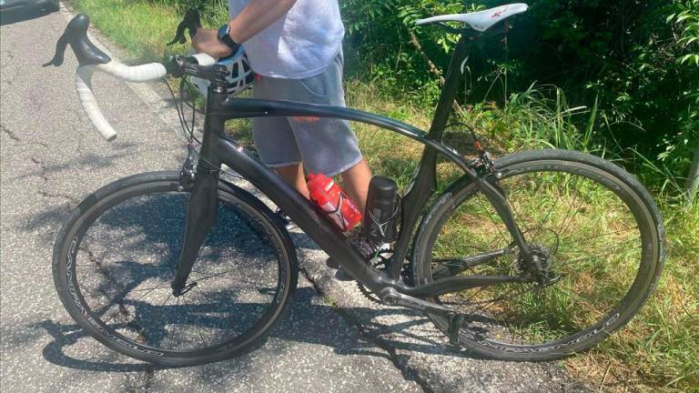 Cesena, incidente: ciclista amatoriale investe un uomo a passeggio con il cane e vola fuori strada Cesena, incidente: ciclista amatoriale investe un uomo a passeggio con il cane e vola fuori strada