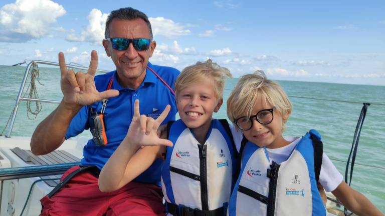 Cesenatico, lezione in barca a vela con la lingua dei segni per 28 ragazzini Cesenatico, lezione in barca a vela con la lingua dei segni per 28 ragazzini