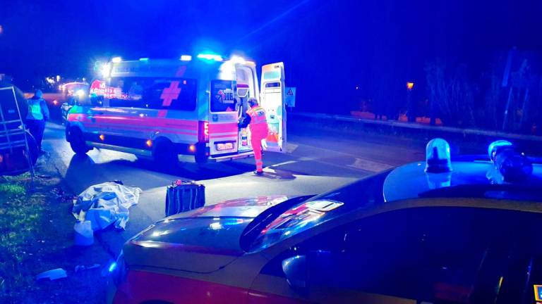 Con l’auto travolge due ragazze a piedi sulla Statale di Rimini: una muore sul colpo, l’altra è ferita Con l’auto travolge due ragazze a piedi sulla Statale di Rimini: una muore sul colpo, l’altra è ferita