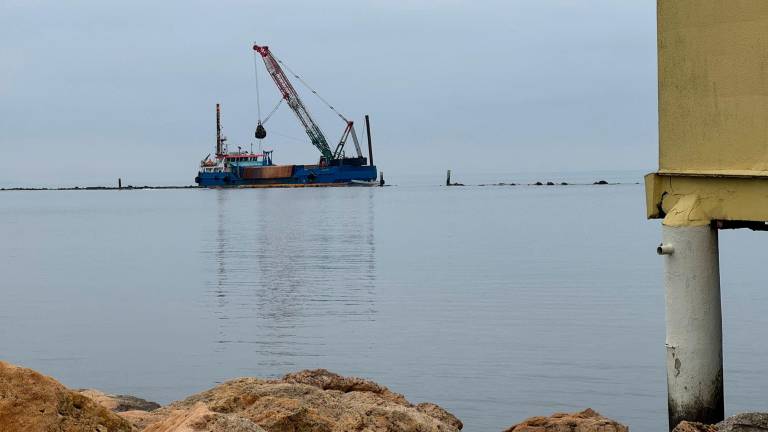 Cesenatico, il recupero del peschereccio dopo lo schianto sugli scogli VIDEO GALLERY Cesenatico, il recupero del peschereccio dopo lo schianto sugli scogli VIDEO GALLERY