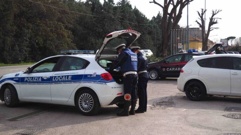 Lugo, scambia il posto al volante con l'amico. Denunciati Lugo, scambia il posto al volante con l'amico. Denunciati