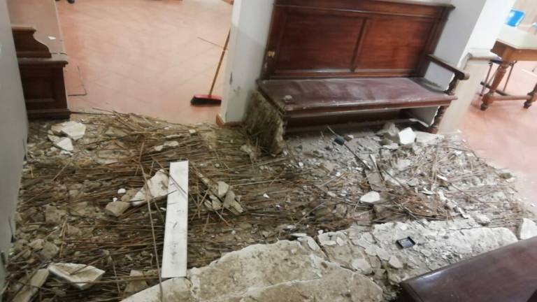 Forlì, crolla un soffitto in Comune. Un fatto gravissimo Forlì, crolla un soffitto in Comune. Un fatto gravissimo