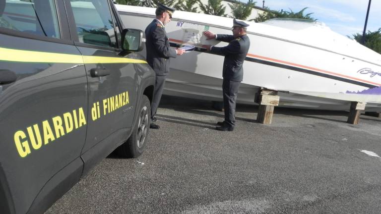 Ravenna, sequestrato motoscafo per evasione tributi sull'importazione Ravenna, sequestrato motoscafo per evasione tributi sull'importazione