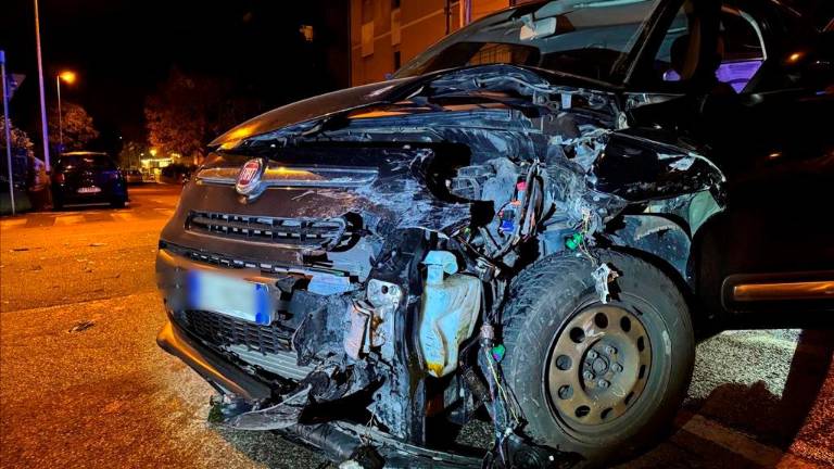 Cesena, incidente: invade la corsia opposta e si schianta contro un’altra auto, 30enne positivo all’etilometro e alla cocaina Cesena, incidente: invade la corsia opposta e si schianta contro un’altra auto, 30enne positivo all’etilometro e alla cocaina