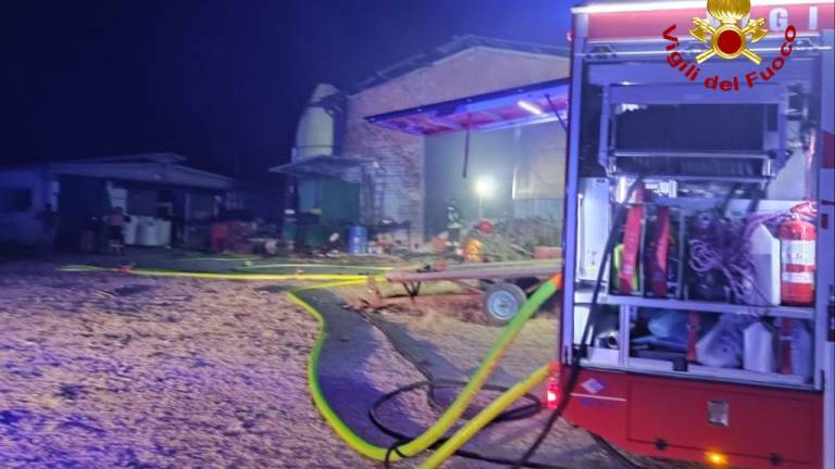 Forlì, a fuoco capannone con bombole e mezzi agricoli Forlì, a fuoco capannone con bombole e mezzi agricoli