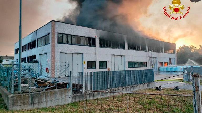 Mercato Saraceno, incendio e aria insalubre: evacuate due famiglie dalla frazione di Cella VIDEO Mercato Saraceno, incendio e aria insalubre: evacuate due famiglie dalla frazione di Cella VIDEO