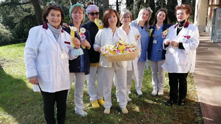 Per l'8 marzo un fiore dallo Ior negli ospedali di Ravenna, Faenza e Lugo Per l'8 marzo un fiore dallo Ior negli ospedali di Ravenna, Faenza e Lugo