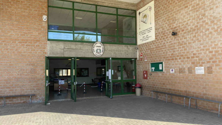 Taglia le gomme al prof a Cesena, ridotta la pena allo studente Taglia le gomme al prof a Cesena, ridotta la pena allo studente