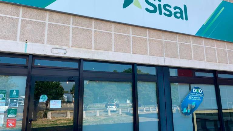 La sala scommesse a Torre del Moro sfasciata dal giocatore andato in rovina La sala scommesse a Torre del Moro sfasciata dal giocatore andato in rovina