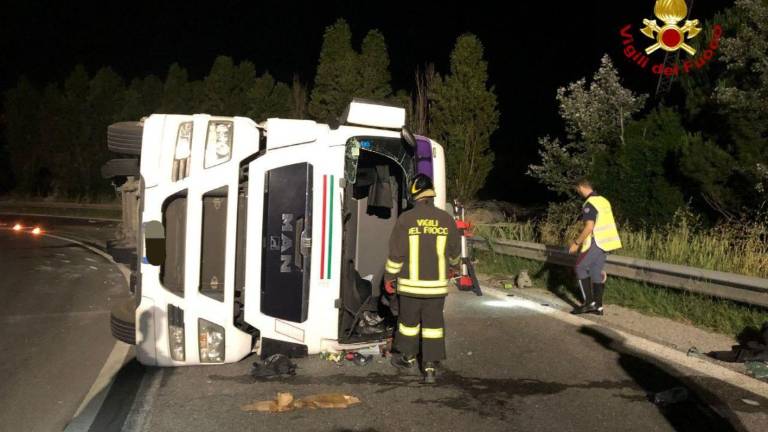Forlì, incidente: camion si ribalta nella notte sulla rampa dell'autostrada Forlì, incidente: camion si ribalta nella notte sulla rampa dell'autostrada