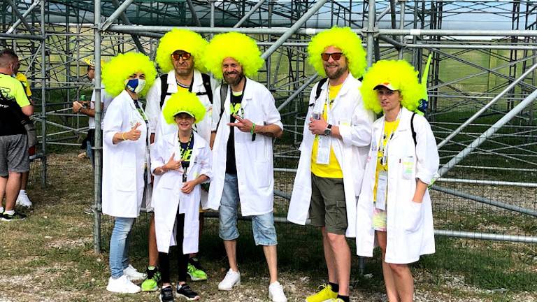 MotoGp, i tifosi in giallo pronti per l'omaggio a Valentino Rossi MotoGp, i tifosi in giallo pronti per l'omaggio a Valentino Rossi