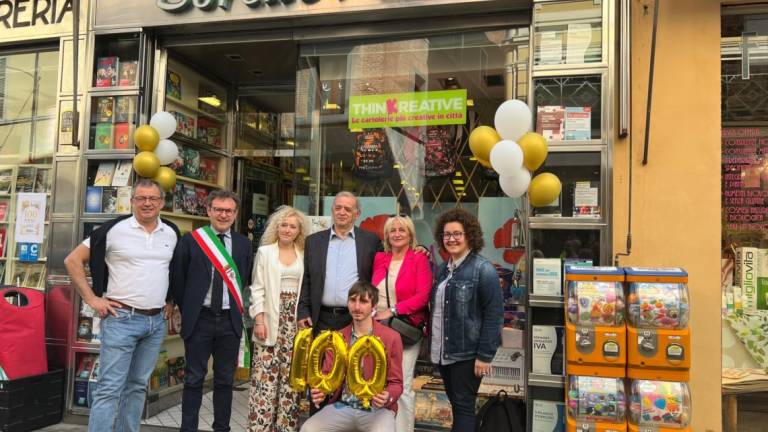 Faenza. La Cartoleria Sorelle Resta ha festeggiato i 100 anni Faenza. La Cartoleria Sorelle Resta ha festeggiato i 100 anni