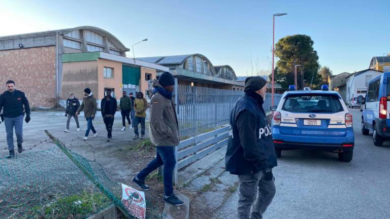 Cesena: sgomberato l'edificio ex Capor con dentro 21 senza tetto Cesena: sgomberato l'edificio ex Capor con dentro 21 senza tetto
