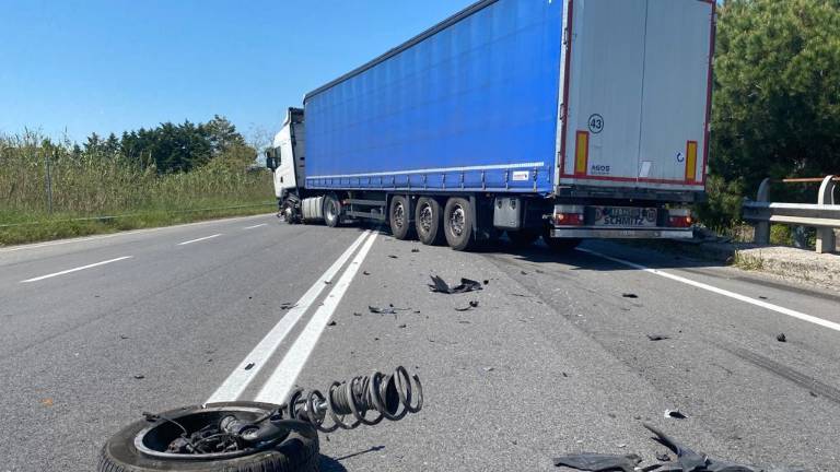 Cesenatico, incidente: auto contro camion, traffico in tilt sull'Adriatica Cesenatico, incidente: auto contro camion, traffico in tilt sull'Adriatica