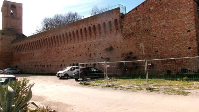 I lavori al castello e l’area della bomba recintata I lavori al castello e l’area della bomba recintata