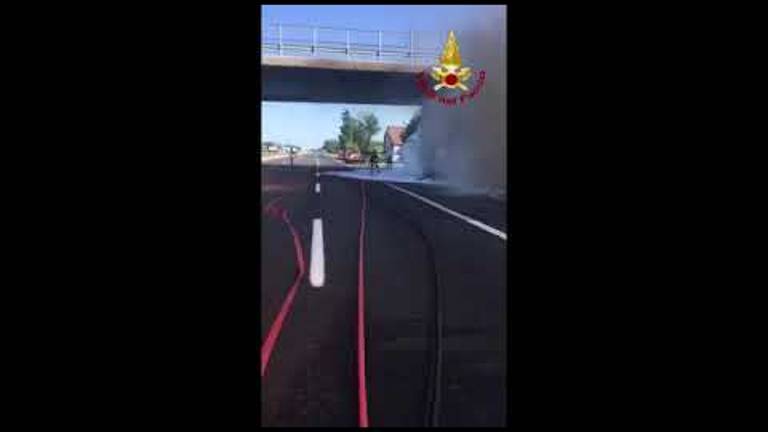 Imola, camion a fuoco in A 14 Imola, camion a fuoco in A 14