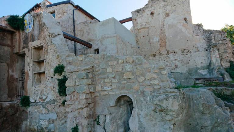 Le case di gesso e nel gesso di Crivellari. A seguire Pietrapazza, Castel d’Alfero, Cerreto di Saludecio, Brento Sanico e Bastia di Bocconi (foto Cai Cesena)