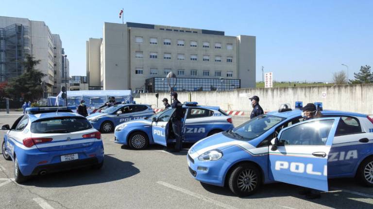 Il saluto della Polizia agli operatori sanitari imolesi VIDEO Il saluto della Polizia agli operatori sanitari imolesi VIDEO