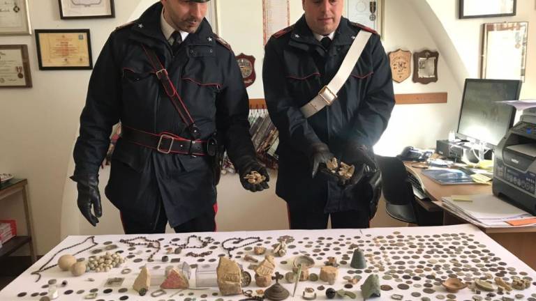 Rimini. In casa di un tipografo un tesoro di reperti antichi: denunciato Rimini. In casa di un tipografo un tesoro di reperti antichi: denunciato