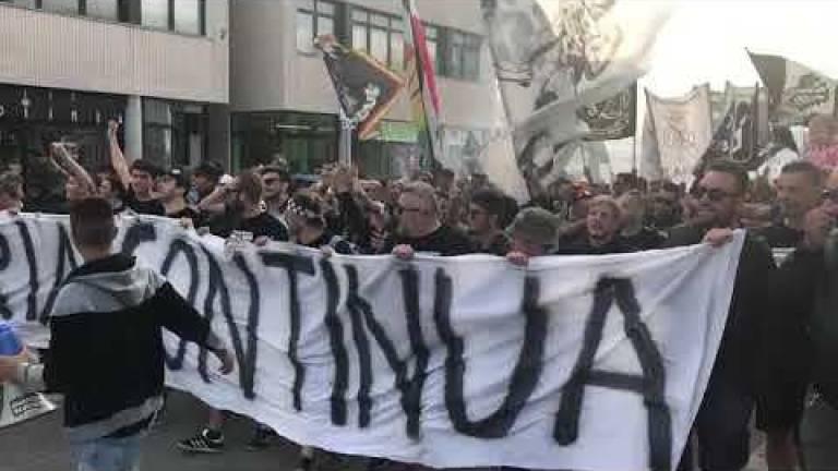 Calcio serie C, il corteo dei tifosi del Cesena - VIDEO Calcio serie C, il corteo dei tifosi del Cesena - VIDEO