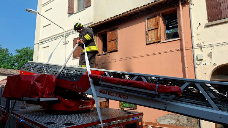 Forlì, incendio in un appartamento in via Giova: evacuati 11 nuclei familiari VIDEO GALLERY Forlì, incendio in un appartamento in via Giova: evacuati 11 nuclei familiari VIDEO GALLERY