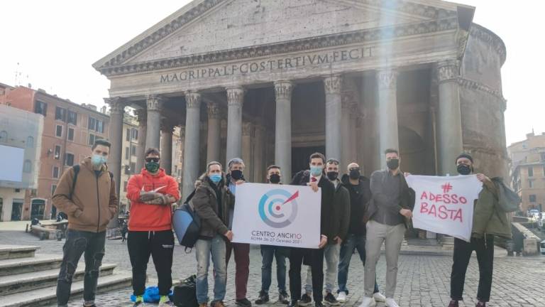 Ristoratori di Cesena protestano a Roma coi parlamentari Ristoratori di Cesena protestano a Roma coi parlamentari