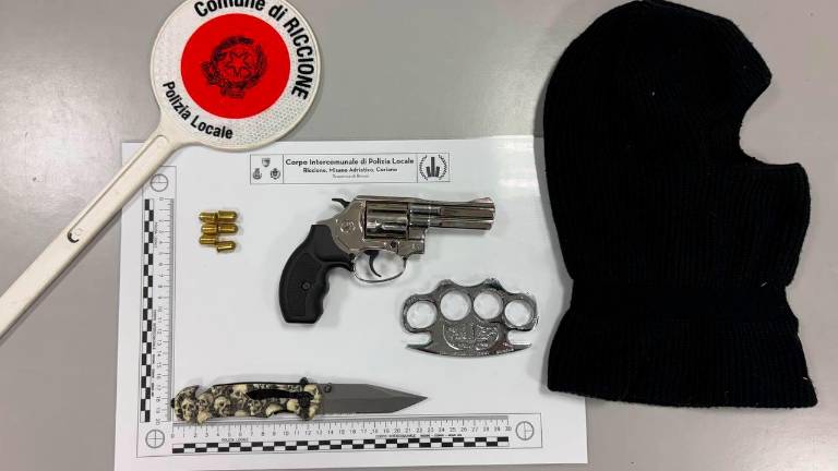 Riccione, in auto con pistola, coltello, tirapugni e passamontagna: 21enne denunciato Riccione, in auto con pistola, coltello, tirapugni e passamontagna: 21enne denunciato