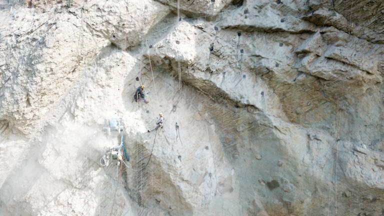San Leo, lavori sulla Rupe di San Leo con i rocciatori specializzati GALLERY San Leo, lavori sulla Rupe di San Leo con i rocciatori specializzati GALLERY