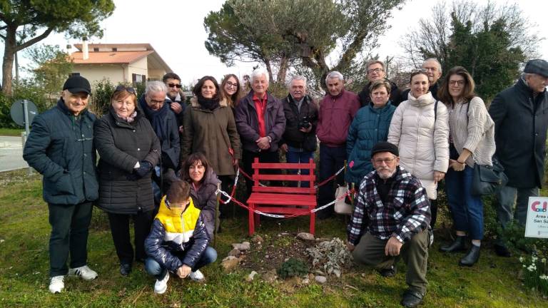 Rimini, a San Salvatore una panchina rossa contro la violenza Rimini, a San Salvatore una panchina rossa contro la violenza