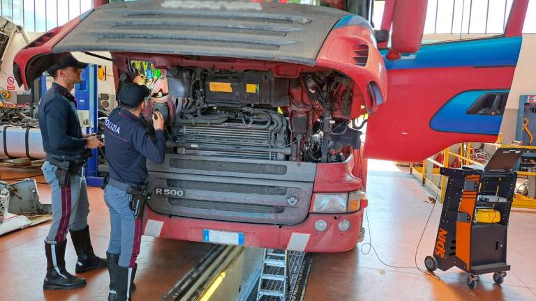 Rimini, con il telecomando disattivava il cronotachigrafo per barare sui tempi di riposo: più di 3mila euro di multa al camionista Rimini, con il telecomando disattivava il cronotachigrafo per barare sui tempi di riposo: più di 3mila euro di multa al camionista