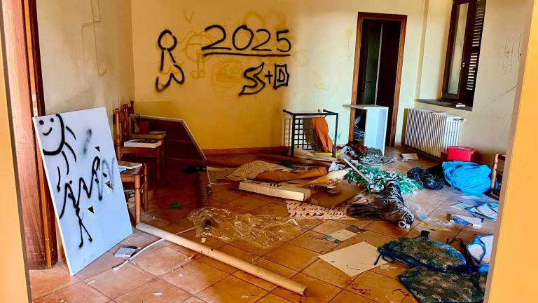 Cattolica, vandali devastano la sede Anpi - Gallery Cattolica, vandali devastano la sede Anpi - Gallery