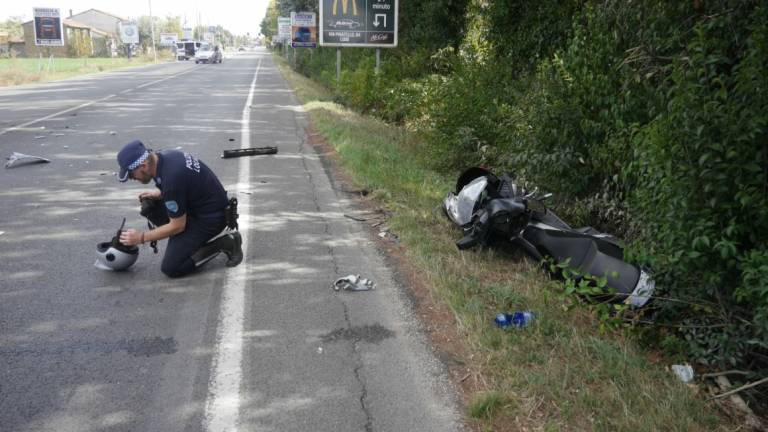 Lugo, incidente: sbalzati dallo scooter, una bambina di 10 anni e un uomo in ospedale Lugo, incidente: sbalzati dallo scooter, una bambina di 10 anni e un uomo in ospedale