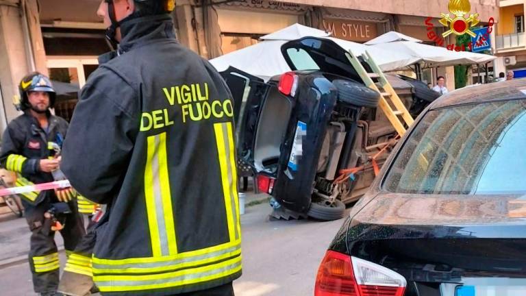 Forlì, auto ribaltata in via Zanchini, estratto il conducente Forlì, auto ribaltata in via Zanchini, estratto il conducente