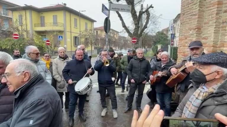 Cesena, musica swing al funerale di Guido Pistocchi, il trombettista di Renzo Arbore VIDEO GALLERY Cesena, musica swing al funerale di Guido Pistocchi, il trombettista di Renzo Arbore VIDEO GALLERY
