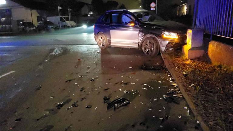 Faenza, ubriaca al volante: si schianta contro un'auto con due ragazze a bordo Faenza, ubriaca al volante: si schianta contro un'auto con due ragazze a bordo