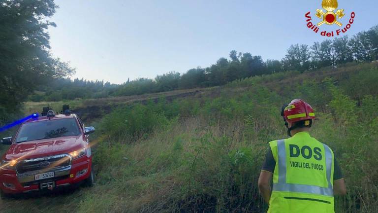 Cesena, un altro incendio a San Carlo vicino alle abitazioni Cesena, un altro incendio a San Carlo vicino alle abitazioni