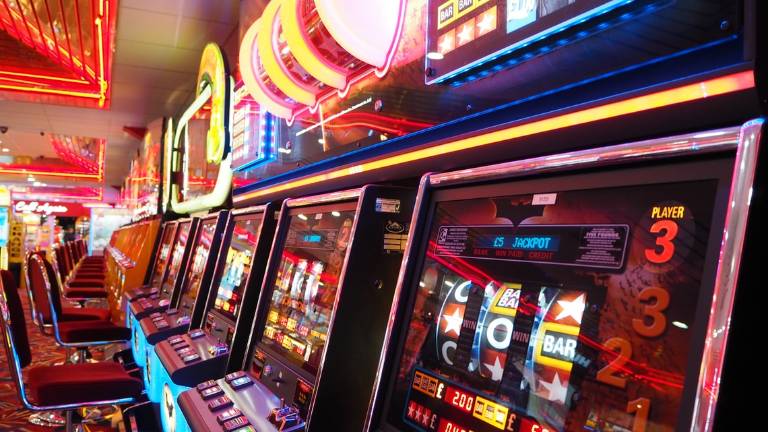 Forlì, gioca alla slot machine, vede un avventore che ride e lo picchia: scatta la denuncia Forlì, gioca alla slot machine, vede un avventore che ride e lo picchia: scatta la denuncia