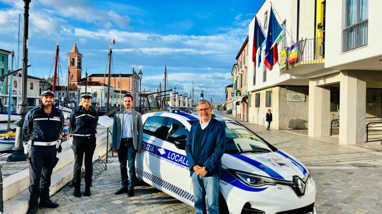 Cesenatico: la polizia locale ha una nuova auto elettrica Cesenatico: la polizia locale ha una nuova auto elettrica