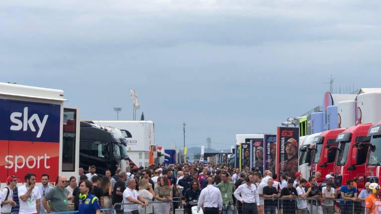 MotoGp, una chitarra elettrica a forma di casco per gli inni nazionali di domenica a Misano MotoGp, una chitarra elettrica a forma di casco per gli inni nazionali di domenica a Misano
