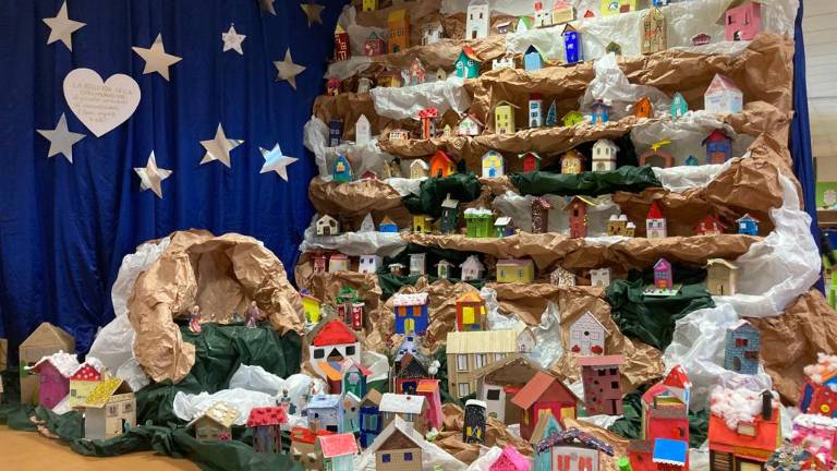 Forlì, il presepe della scuola Arcobaleno simbolo di integrazione Forlì, il presepe della scuola Arcobaleno simbolo di integrazione
