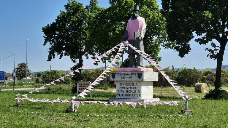 A Forlimpopoli Pellegrino Artusi aspetta il Giro d'Italia... in maglia rosa A Forlimpopoli Pellegrino Artusi aspetta il Giro d'Italia... in maglia rosa