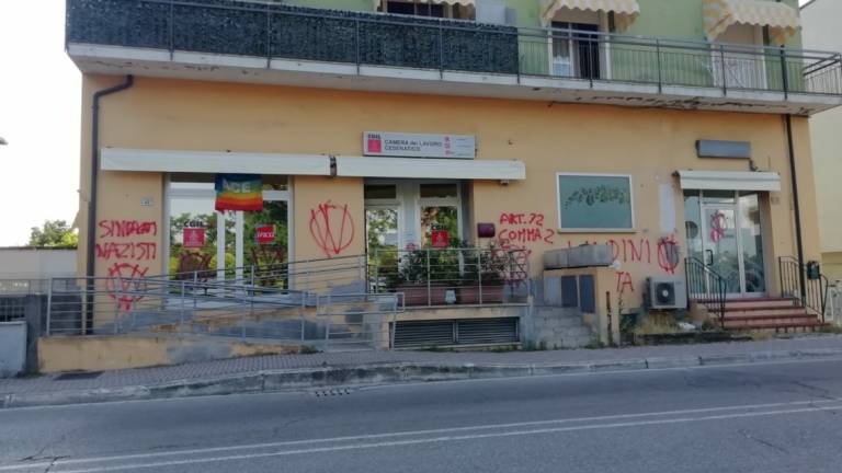 Cesenatico, scritte No vax sulla sede della Cgil Cesenatico, scritte No vax sulla sede della Cgil