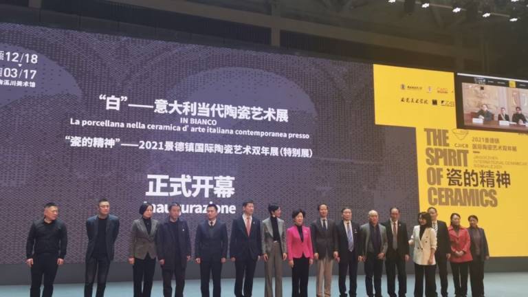 Ceramiche faentine in Cina con le opere di 32 artisti italiani Ceramiche faentine in Cina con le opere di 32 artisti italiani