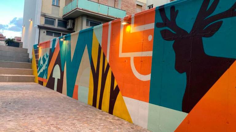 Dal lavoro in classe al disegno sul muro: genesi del murale della nuova scuola di San Piero Dal lavoro in classe al disegno sul muro: genesi del murale della nuova scuola di San Piero