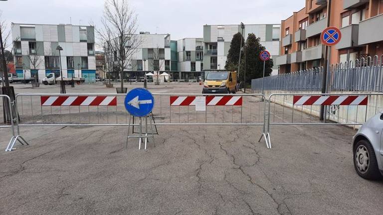 Lugo, transenne in piazza XIII Giugno: chiusura parziale Lugo, transenne in piazza XIII Giugno: chiusura parziale